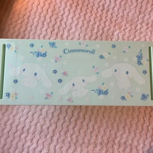 Ihoppfällbart Sanrio bord (cinnamon roll) - Jätte fint ihoppfällbart sanrio bort från kawaii, är bara använd några gånger men har stått i min hylla ganska länge. Har inga skador/ fläckar som inte går bort!