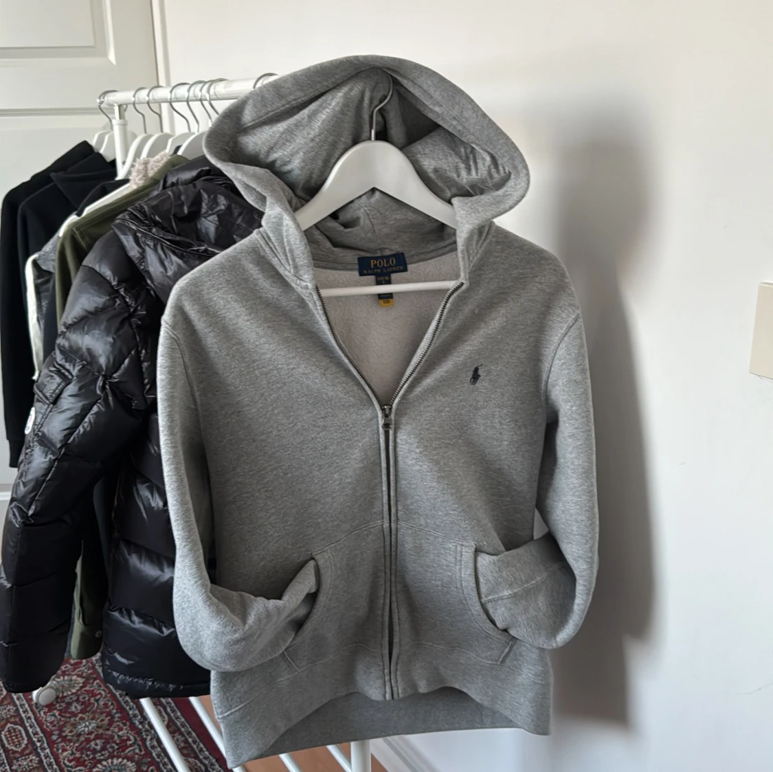 Grå polo zip up 