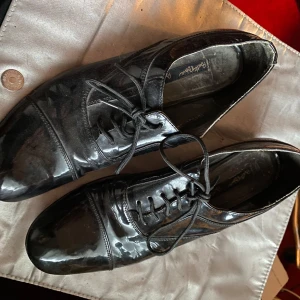 Svarta lackskor från Betty Blue - svarta lackskor från Betty Blue med snörning och låg klack. läder. stl 38