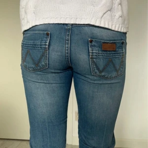 Lågmidjade bootcut jeans - Superfina ljusblå wrangler jeans, midjemått 38, innerbenslängden 77 cm, gren höjd 19 cm jag är 1,70 cm