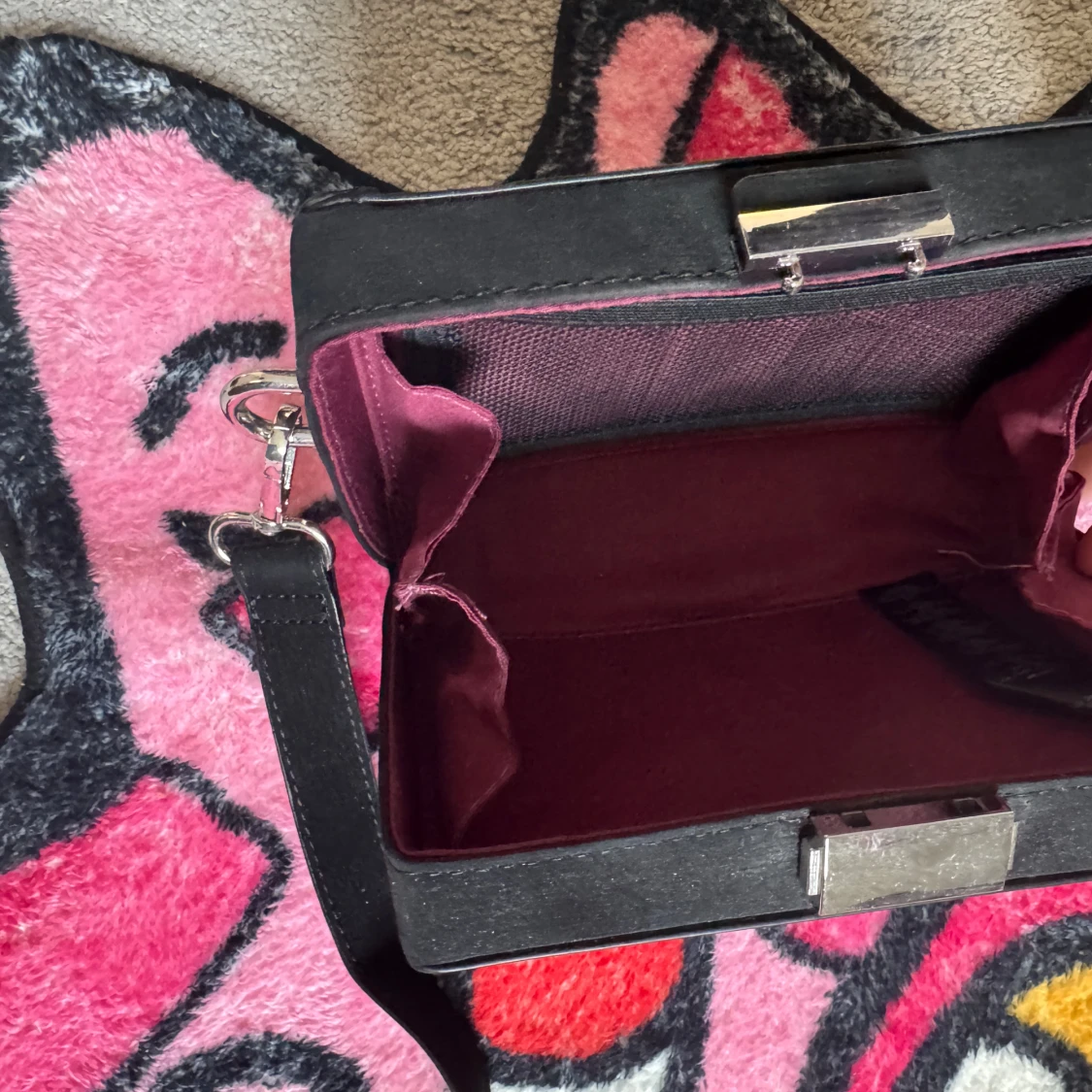 Svart axelväska med silverdetaljer - 2