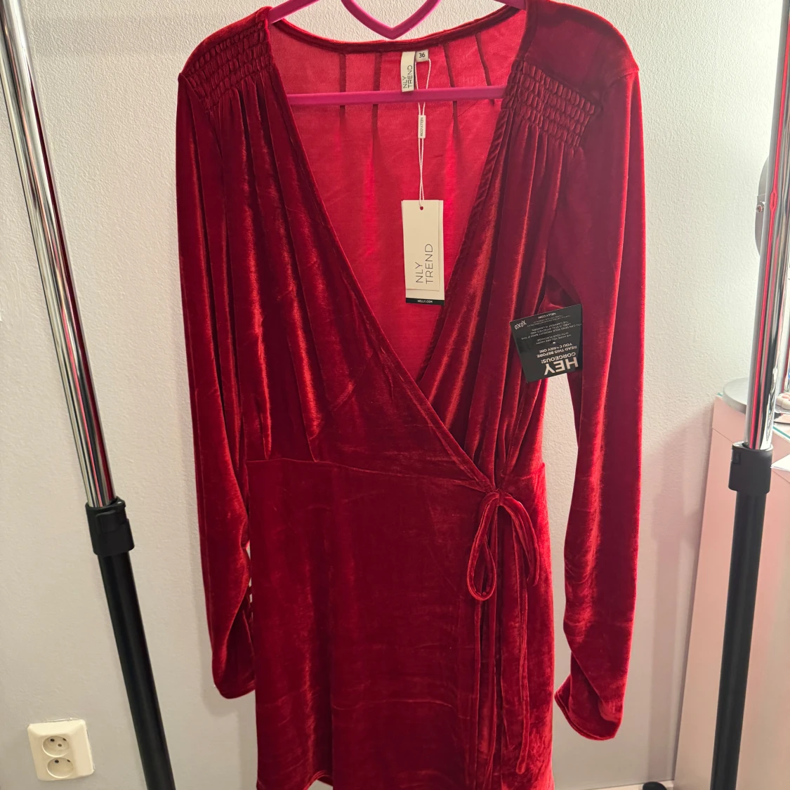 Röd omlottklänning från Nelly