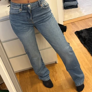 Blå jeans från Stradivarius - Ett par blå jeans från Stradivarius . De är mid waist och har en rak passform. Aldrig använt.