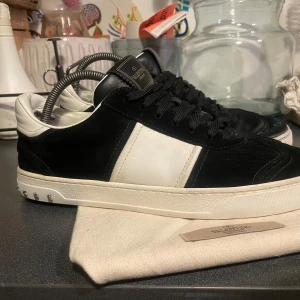Valentino Flycrews 42,5 - 42,5 | 3 nitar saknas | skick: 6,5-7 | använt en hel dels men finns mycket liv kvar i dem | defekt bla inne vid hälen och inte toppskick på mockan | pris: 2899kr | dustbag ingår! | dm för flera frågor OBS INGA BYTEN
