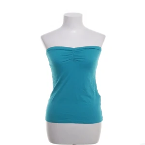 Turkos tubtopp från Amisu - Säljer en snygg turkos tubtopp från Amisu. Toppen är ärmlös och har en enkel design med en lätt rynkning framtill. Perfekt för varma sommardagar eller som ett basplagg i garderoben.