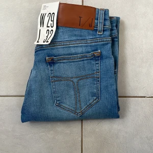 Tiger of Sweden jeans - Skick 9,5/10 | Modell slim | Storlek W29 L32 | Nypris=1400 kr | Mitt pris=20” | Det finns ett litet ihopsytt hål som ej syns på utsidan | Skriv privat om ni har frågor💬Priset kan diskuteras💸