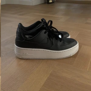 Svarta Nike Air Force 1 sage low  - Nästan aldrig använda läder Nike airforce med platåsula. 