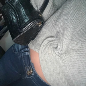 Grå stickad tröja - Söt stickad tröja, med en unik och snygg detalj💕