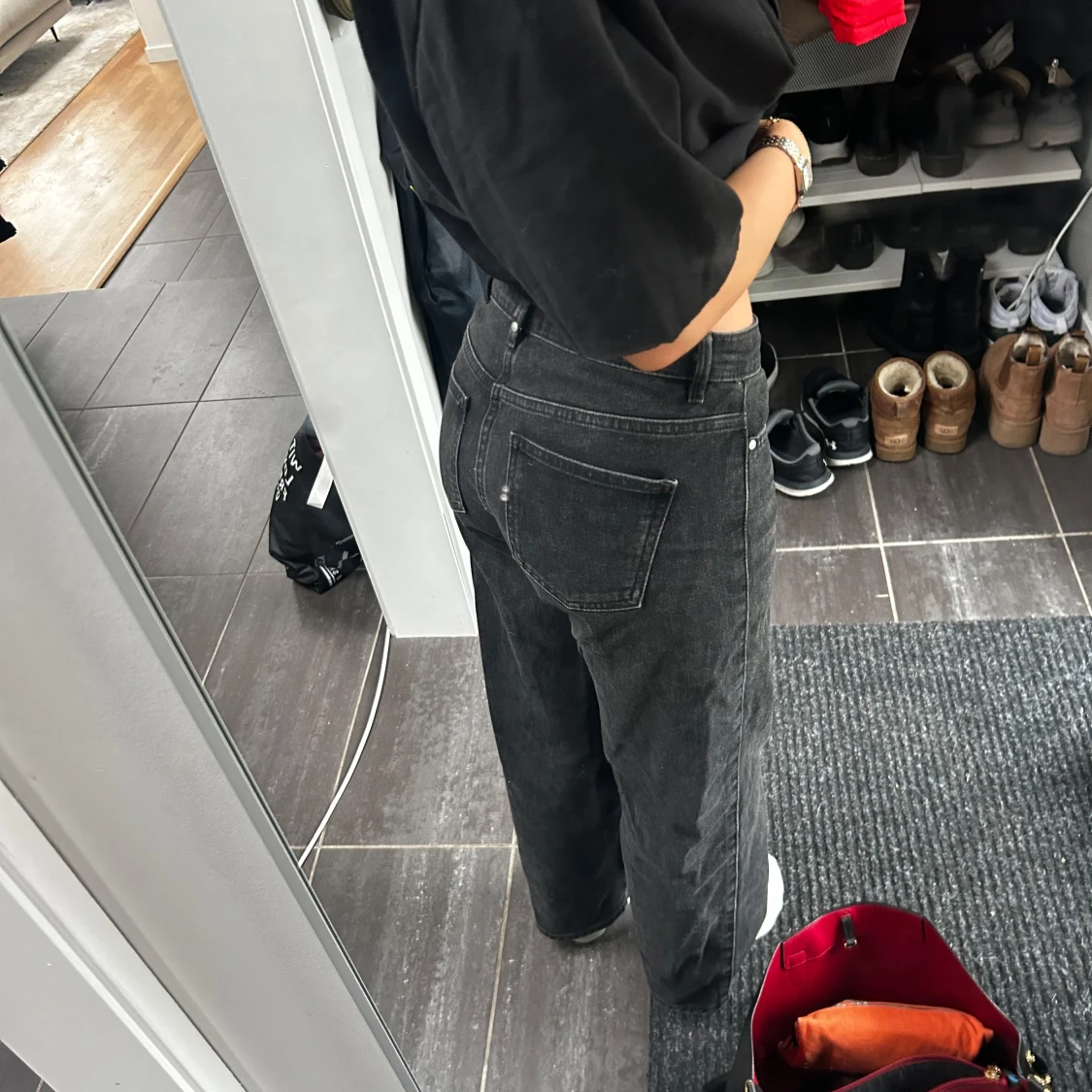 Svarta jeans med rak passform och låg midja  - 2