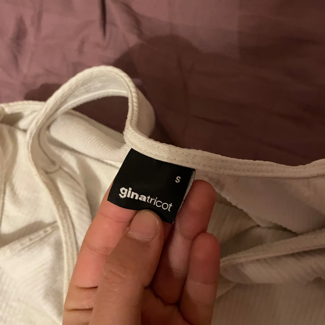 Vit oneshoulder topp från Gina Tricot - 1