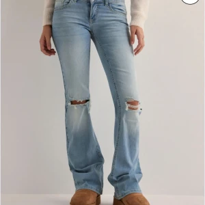 Ljusblå bootcut jeans från Nelly - Snygga ljusblå bootcut jeans från Nelly, Storlek 34 som är slutsålda på nätet!!  Uppsydda snyggt så passar runt 158-161cm! 