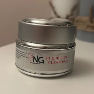 Builder Gel Clear 30 gr Nagelgiganten -  Builder Gel Clear 30 gram från Nagelgiganten. Endast använd 1 gång, så nästintill full och i nyskick💗💗