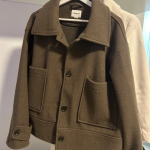 Brun kort kappa - Brun kort kappa från Kappahl. Storlek L men passar S-M