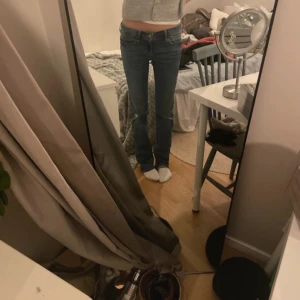 Blå jeans - Snygga Lågmidjade blå jeans med hål i som tyvär inte kommer till användning längre💗 storleken är W27 och L34💗