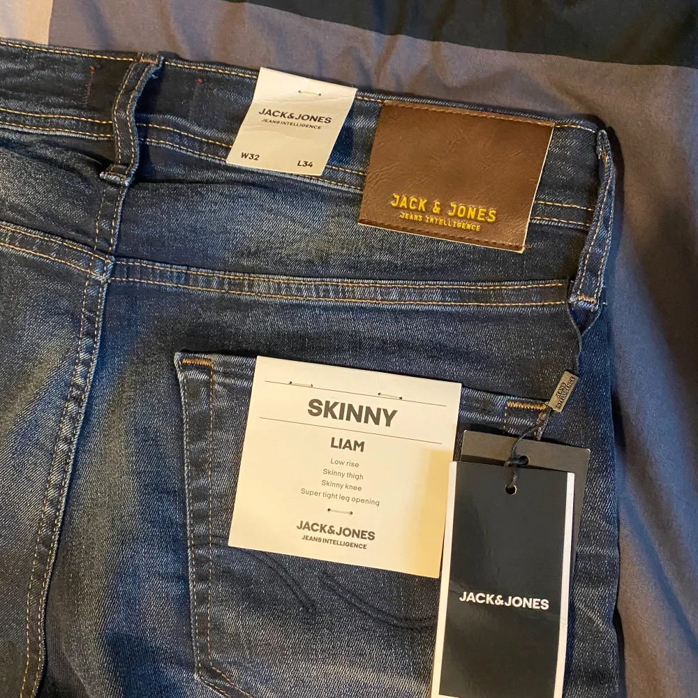 Helt par nya byxor skinny jeans från Jack & Jones, modell Liam. De har en klassisk femficksdesign och en smal passform som ger en modern look. Perfekta för en stilren vardagsstil. Säljer dessa byxor pågrund av att jag fick det som en present då den tyvärr inte passade mig.. Farkut & Housut.