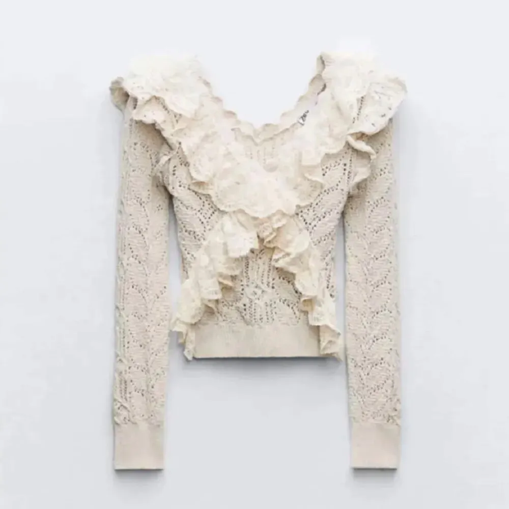 Elegant beige spetsblus med v-ringning och volangdetaljer. Blusen har långa ärmar och ett vackert mönster som ger en romantisk känsla. Perfekt för att lyfta vilken outfit som helst. Diskuterar pris . Yläosat.
