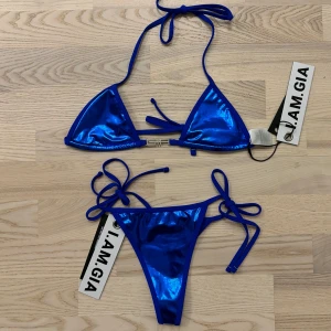 iamgia bikini 💙 - så fin bikini som aldrig är använd och fortfarande har lapparna på sig. toppen är i XS och bikinitrosorna S. ok att köpa direkt 💙