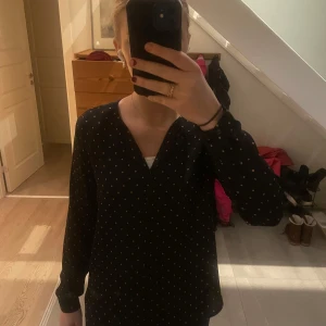 snygg prickig blus - använd en gång