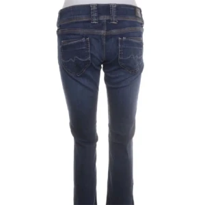 PEPE Mörkblå jeans med straight/bootcut fit💞 - Snygga mörkblå jeans med bootcut och låg midja. De har klassiska fem fickor och dubbla knappar i midjan. Dessa jeans är så snygga😍💕