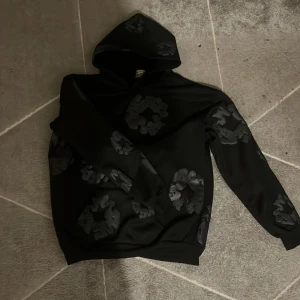 Denim tears - Svart denim tear. Oanvända så den är i perfekt skick. Storleken är L men den passar bättre med M. Skriv för mer information,Priset Kan diskuteras om