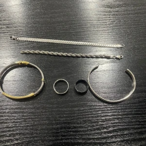 Silver smycken - Goa smycken för en billig peng! För priset får ni 4 armband samt 2 ringar allt är i bra skick! Vid minsta fundering kontakta oss✔️