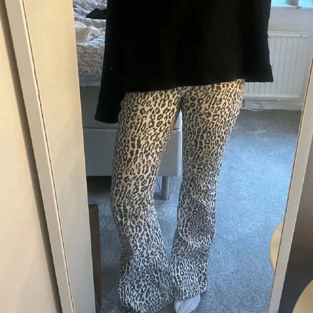 Snygga leopardmönstrade byxor från NA-KD designade av Kae Sutherland. Byxorna har en bootcut-stil och är perfekta för att ge en trendig touch till din outfit som är super populära. Super sköna och fina jeans. Aldrig använda så inga fläckar eller hål🤍🤍pris: 320kr pris kan diskuteras . Farkut & Housut.