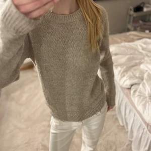 Zara stickad tröja - Säljer en stickad tröja från Zara beige aktig färg i fint skick, storlek xs. Säljer för 160kr🤗