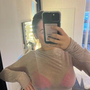 Beige långärmad tröja - Säljer en intimissmi långärmad tröja super fin och stilren!!💓det står stl M men skulle säga passar S perfekt 