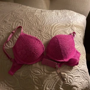 Rosa Victoria’s secret push up spetsbehå - Säljer denna supersnygga rosa push up spetsbehå med justerbara axelband och hakknäppning bak. Behån har en elegant spetsdesign och är väldigt skön. Knappt använd då den var för liten för mig, den är i storlek 34B. Köpt för 700💞💞💞