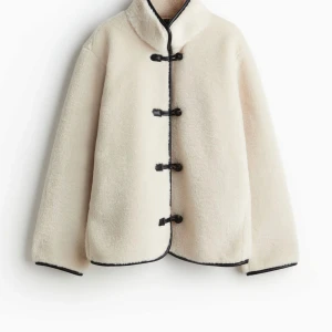 Vit teddy jacka helt ny - Vit teddy jacka från hm som är helt ny med lapparna kvar! ❤️ säljer till rätt pris❤️