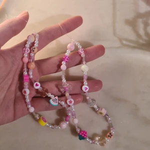 Phone charm - En färg glad accessoar för din mobil som är även hjälpsam. En phone charm är bra för att inte tappa sin mobil, man lägger den på mobil skalet