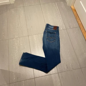 Replay Grover Hyperflex jeans  - Säljer nu dessa Replay Grover hyperflex jeans, hål mellan benen, skriv för fler bilder/frågor🙌🏼