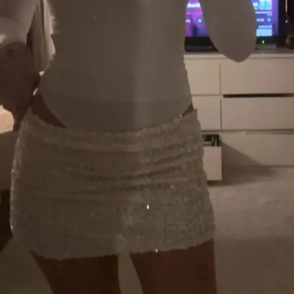 SĂ€ljer nu min superfina o trendiga vita glittriga kortkjolđ€đȘ©Köptes för 550kr o den Ă€r anvĂ€nd en gĂ„ng sĂ„ i nyskick. Köptes pĂ„ design by si för runt en mĂ„nad sedan. SÄÄ fin till Valborg eller sommarfester!!đ. Hameet.