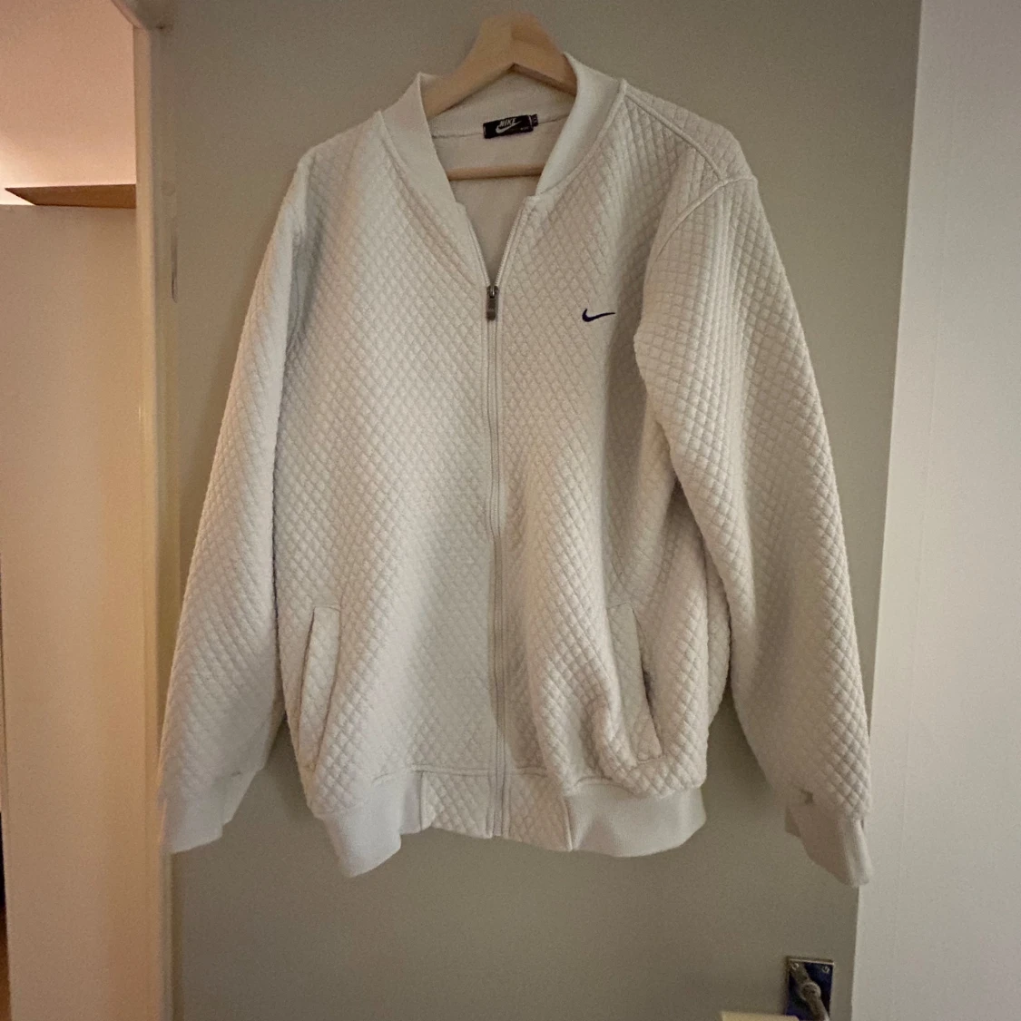 Vit quiltad jacka från Nike - 2