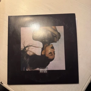 Thank u next vinyl Ariana grande💕 - Säljer en Ariana grande vinyl från albumet thank u next. Köpt 2021 på bengans och har 2 vinyler! Fint skick och inga skador eller repor. Frakten är på köparens bekostnad