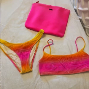 Färgglad bikini från Triangl - Säljer en superfin bikini från Triangl i en härlig mix av rosa och orange. Underdel S och överdel S+ passar en XS-S men även om du har en lite större byst därav +et 