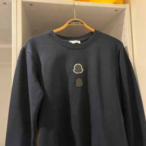 Moncler tröja - Moncler tröja helt ny. S men passar M