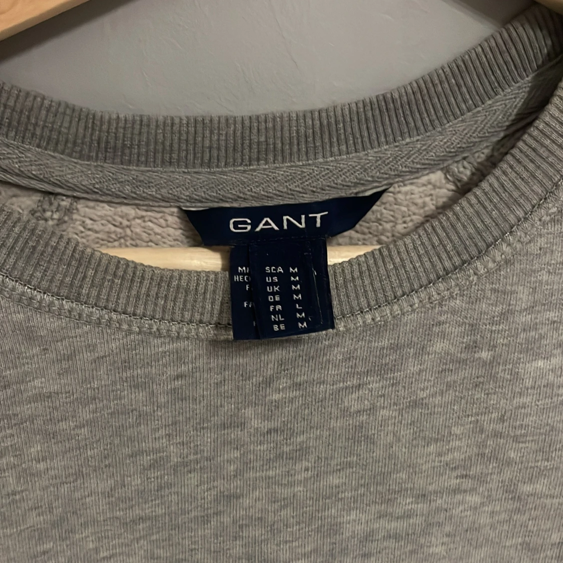 Grå sweatshirt från GANT - 2