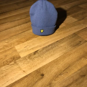 Blå mössa från Lyle & Scott - Hej säljer en Snygg blå mössa från Lyle & Scott som inte kommer till andvändning länge den är i väldigt bra sick nästan inte använd.Det är bara skriva vid frågor 