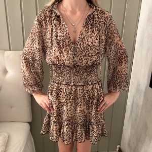 Leopard klänning - Jätte snygg leopard klänning, använd ett par gånger men inga defekter❤️
