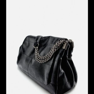 Svart Zara väska - Snygg svart axelväska i skinn, en praktisk storlek i nyskick. Väskan är endast använda ett fåtal gånger 🩷