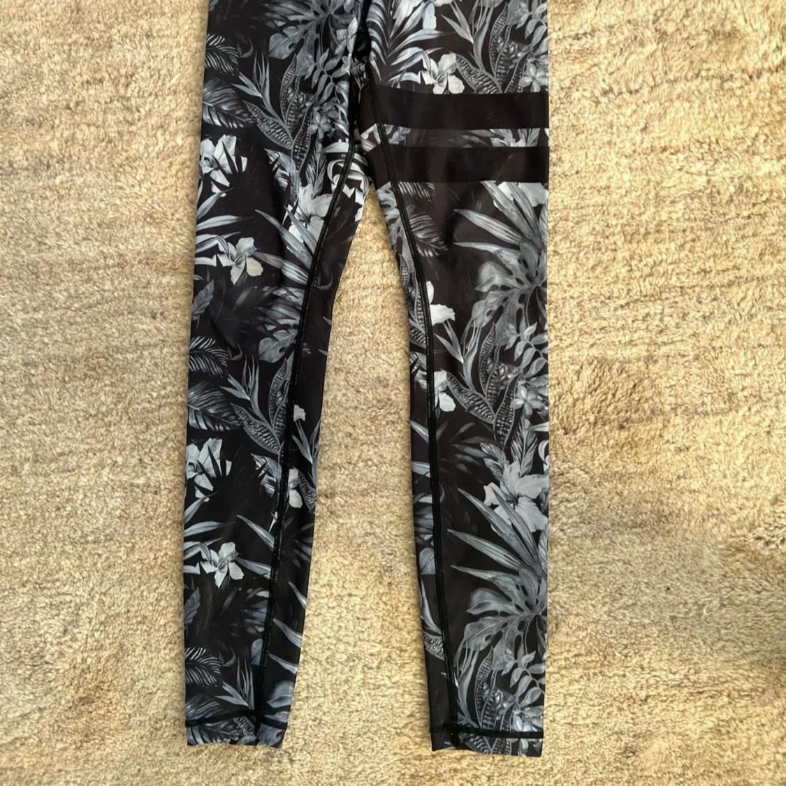 Svarta leggings med blommönster från Stronger - 1