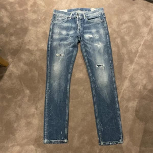 Dondup george - Extremt eftertraktade Dondup Geroge i storlek 34. Skick 9/10 de enda är slitningen men han som sålde dom till mig sa att dom va så ifrån när han köpte dom. Senaste george modellen! Priset är inte hugget i sten. Är de någon fråga du har är de bara att höra av sig!👍