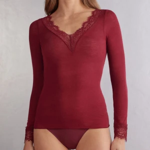 Vinröd blus från intimissmi - Superfin vinröd topp från intmissmi i storlek S och färgen Vamp Red💓Mitt pris kan diskuteras, nypris är 459kr🥰Den är endast använd 2 gånger så superbra skick och inga defekter!