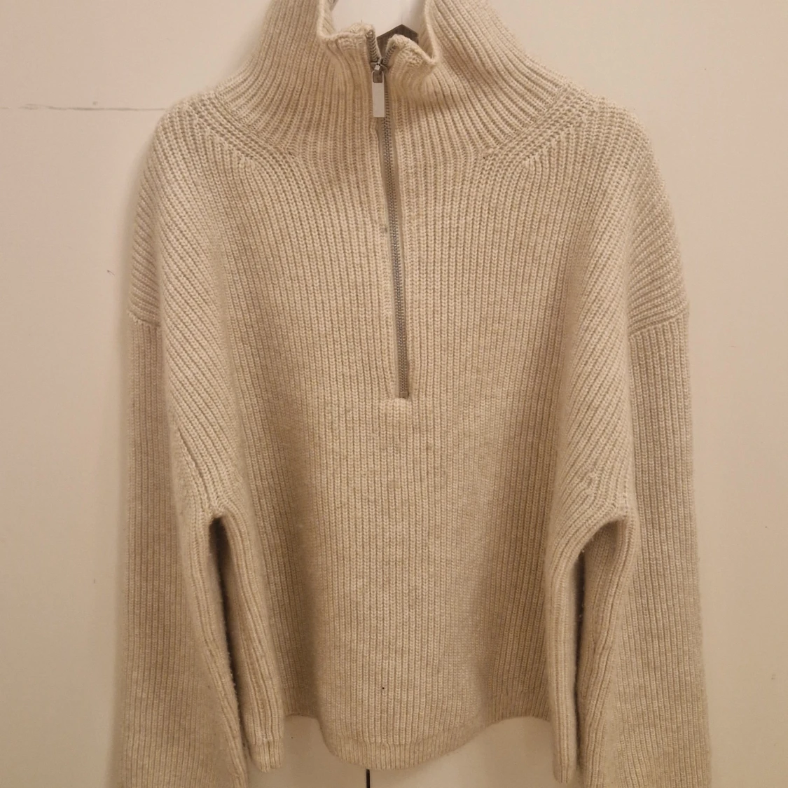 Beige stickad tröja med dragkedja