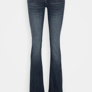 SÖKER  - Jag har dessa i storlek 28/32 men de är lite för stora för mig så jag vill hitta någon som har storlek 27/32 som vill byta jeans. Det är lite använda men ser ut som nya. Om ingen har den storleken som ändå vill ha dem så kan jag sälja dem. 