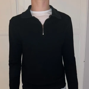 Zip tröja - Säljer min zip up tröja då den är för liten. Inga defekter. 