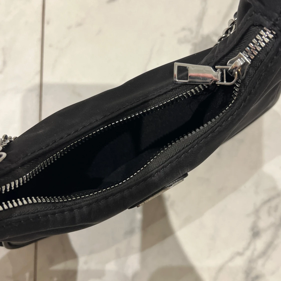 Svart Prada väska  - 1