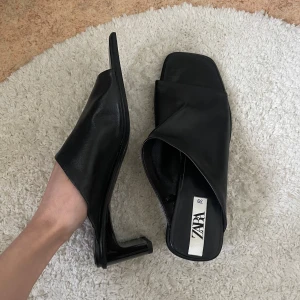 Skor med låg klack - Superfina & väldigt bekväma skor med låg klack från Zara i storlek 39! Oanvända & i nyskick.