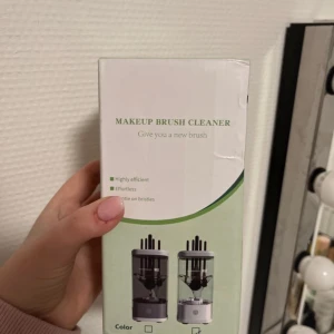 Makeup Brush Cleaner - Effektiv och enkel att använda, denna makeupborstrengörare ger dina borstar nytt liv. Skonsam mot borsthåren och designad för att minimera friktion under rengöring. Perfekt för att hålla dina sminkborstar rena och fräscha. Fick en i julklapp och har redan en lika dan, helt ny ( oöppnad) 